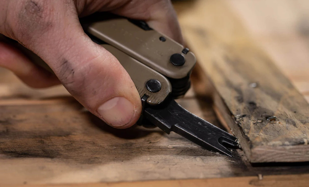 pol_pl_Multitool-Leatherman-Super-Tool-300-M-Coyote-832762-18-narzedzi-35573_2